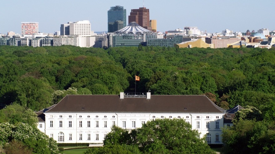 Schloss Bellevue mit Ausblick Schloss Bellevue mit Ausblick